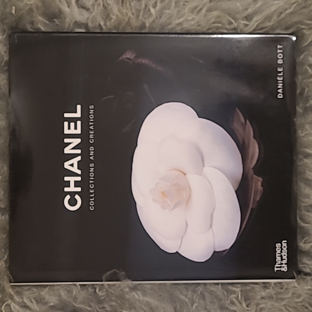 CHANEL COLLECTIONS AND CREATIONS COFFEE TABLE BOOK - Picture 2 of 9